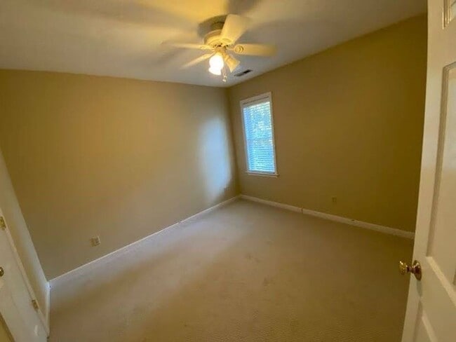 Building Photo - Luxurious 3 Bed, 2.5 Bath Transitional wit...