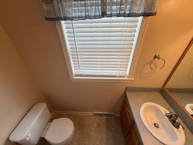 Building Photo - For Rent 3 bed / 2.5 bathrooms | attached 2 car-garage plus detached 2 car-garage on a 1.52-acre ...