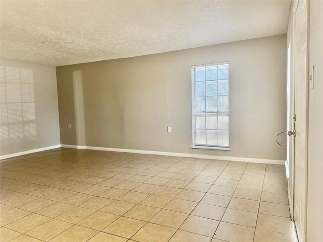 Building Photo - 9413 Hollock St