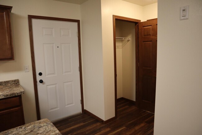 Building Photo - 106 Gardens Ct