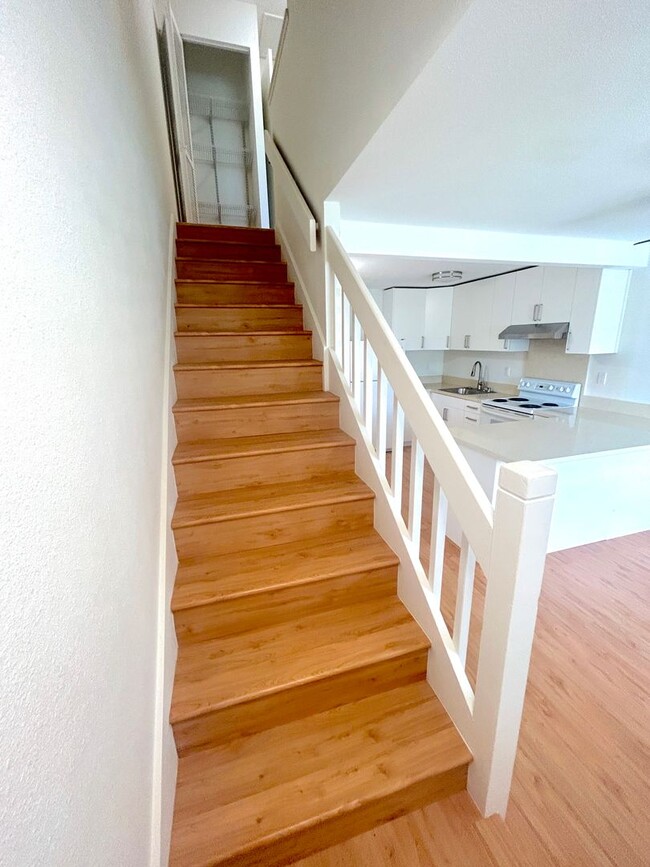 Building Photo - Completely Renovated Split-Level Nob Hill ...