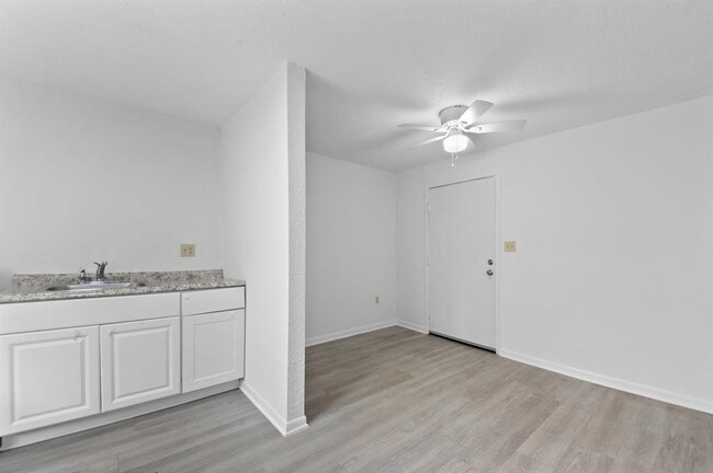 Building Photo - 806 E Emily Ave