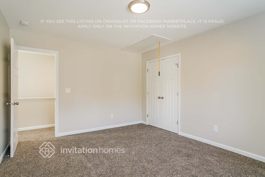 Building Photo - 2112 Longmont Dr