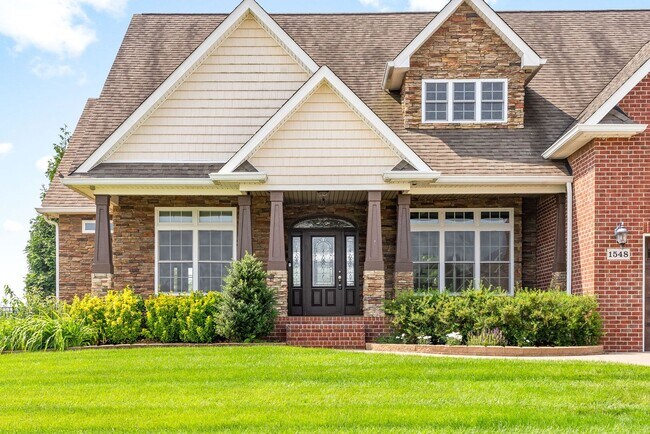 Building Photo - Pet Friendly Four Bedroom off Exit 8!