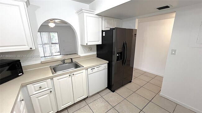 Building Photo - 711 N Pine Island Rd