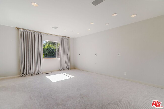 Building Photo - 811 N Hillcrest Rd