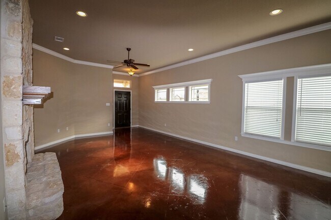 Building Photo - 4 Bedroom Single Family Home: Midway ISD:   Move in Special