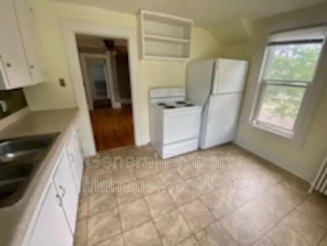 Building Photo - 2 bed 1 bath upstairs duplex for rent October 1st