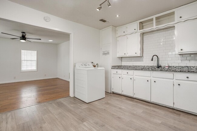 Building Photo - Amazing 2 Bed- 1 Bath Home in West Fort Wo...