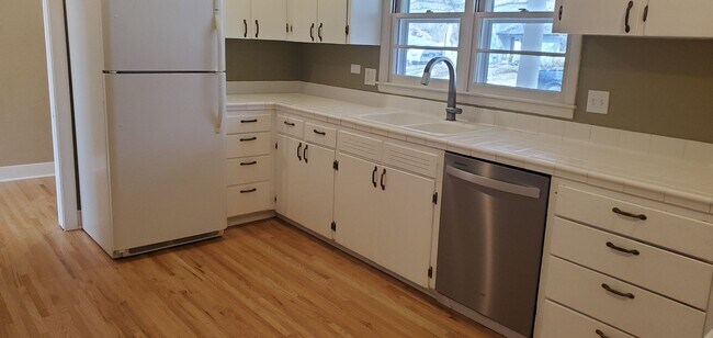 Building Photo - 4 bd, 2 ba, old SW Columbia, corner lot, great shape, fenced, hardwoods, W/D