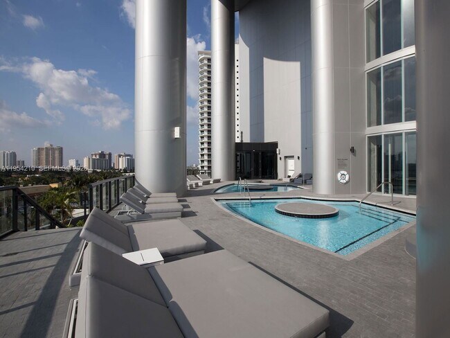 Building Photo - 18555 Collins Ave