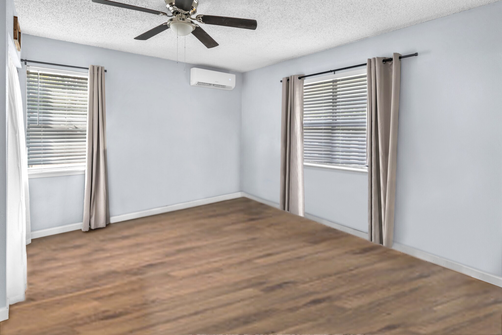 Spacious Master Bedroom - 1532 Santa Monica St