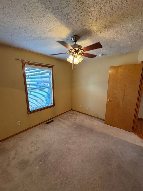 Building Photo - 841 S Hazelnut Ave