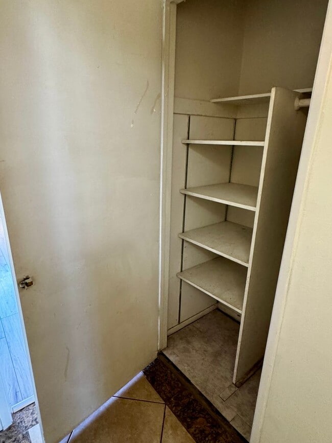Building Photo - 2/1 Townhome with 2 car attached garage & ...