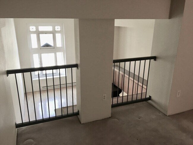 Building Photo - Beautiful sunny loft in Mission/SoMa