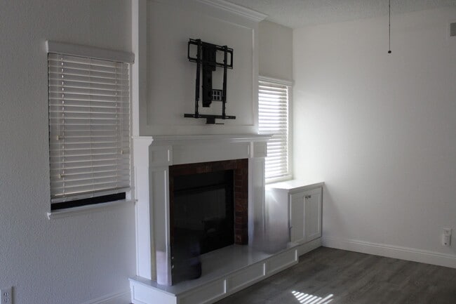 Building Photo - Southwest Bakersfield Home for Rent July