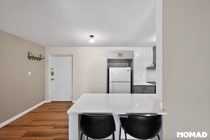 Building Photo - 1250 Golden Cir