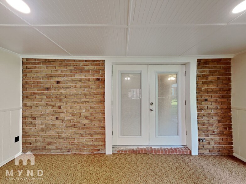 Building Photo - 1645 Brantford Dr