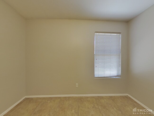 Building Photo - 43780 Elm Dr