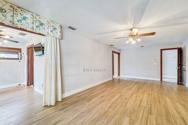 Building Photo - 5060 Porpoise Pl