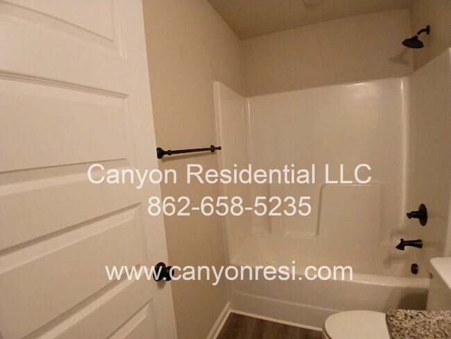 Building Photo - MUST SEE Fantastic 4BR 2/5 BA near everyth...