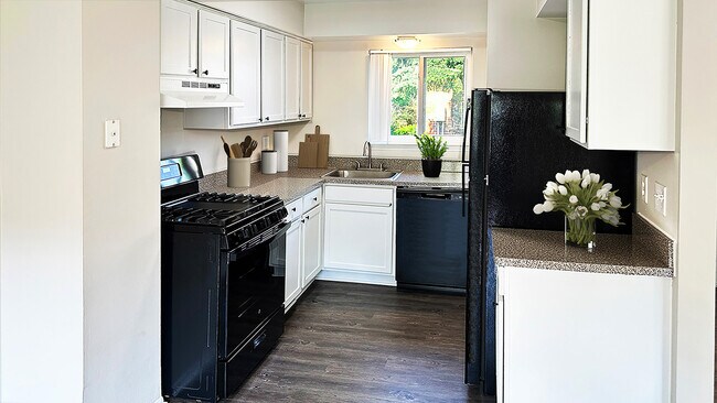 Luxury ranch style apartments and townhomes in Shelby Township with full basement, washer and dryer, relaxing pool and sundeck. - Foxcroft Townhomes