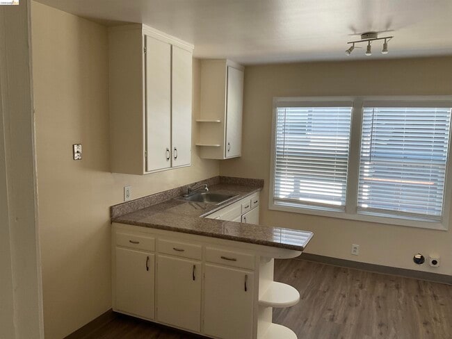 Building Photo - 510 McLaughlin St