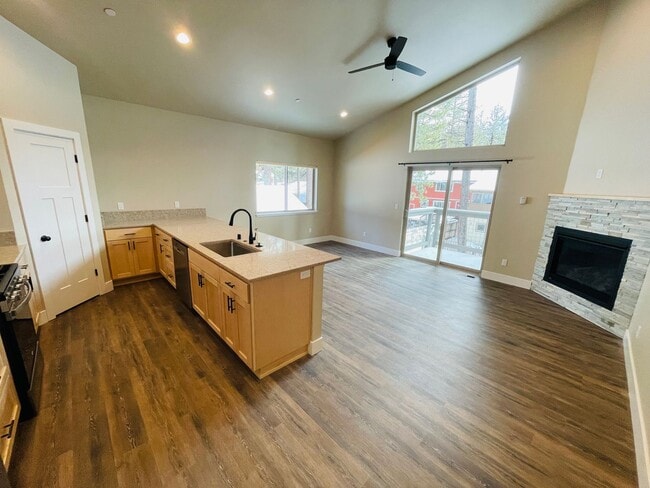 Building Photo - 3 bed 2 bath 1 car garage townhouse in Sou...