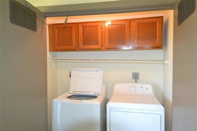 Building Photo - 226 Woodlake Wynde