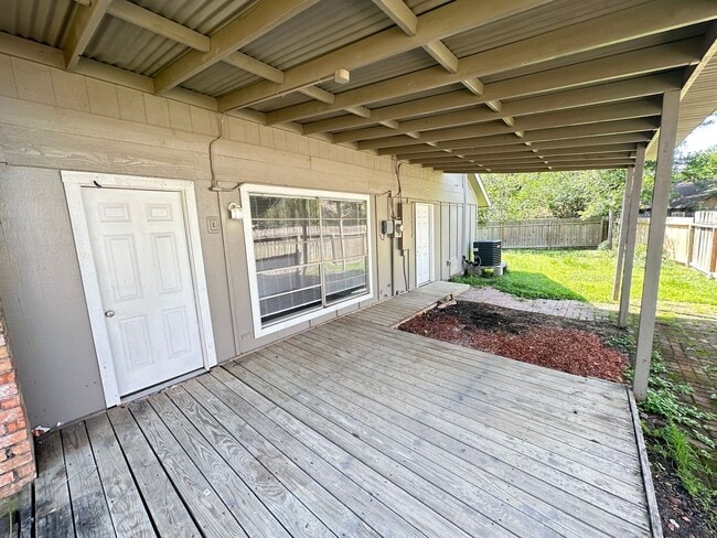 Building Photo - Gorgeous 4bd 2ba on Mature Lot in Prime Lo...