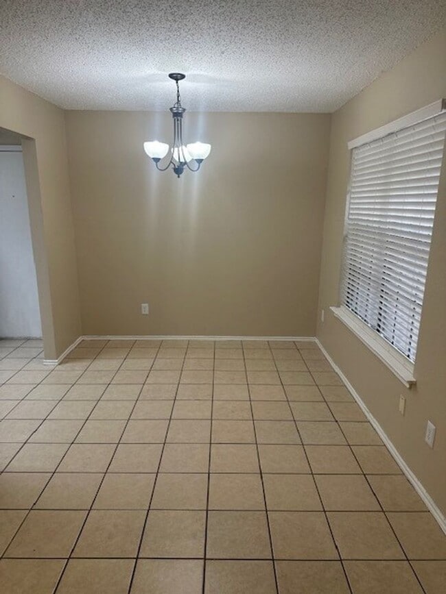 Building Photo - Charming 2 Bedroom, 2 Bathroom Duplex Near Lakeline Mall!