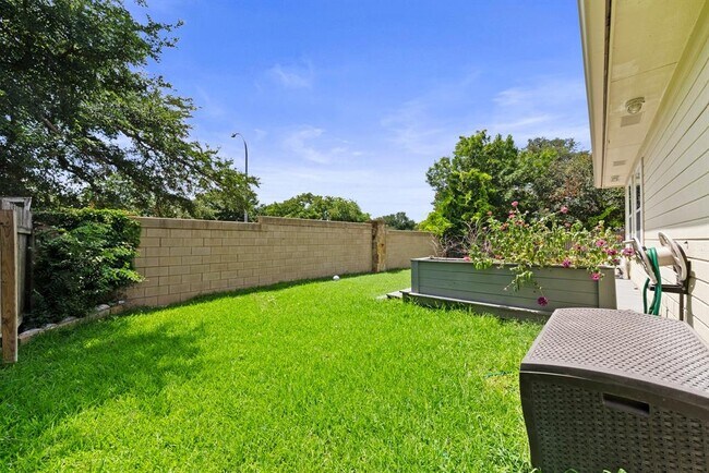 Building Photo - 3504 Flora Vista Loop