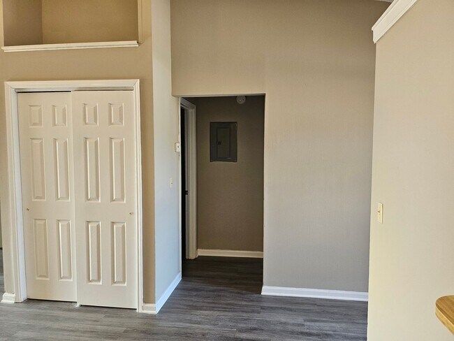 Building Photo - $1195 - 2/2 - Jefferson Square - Move in Special