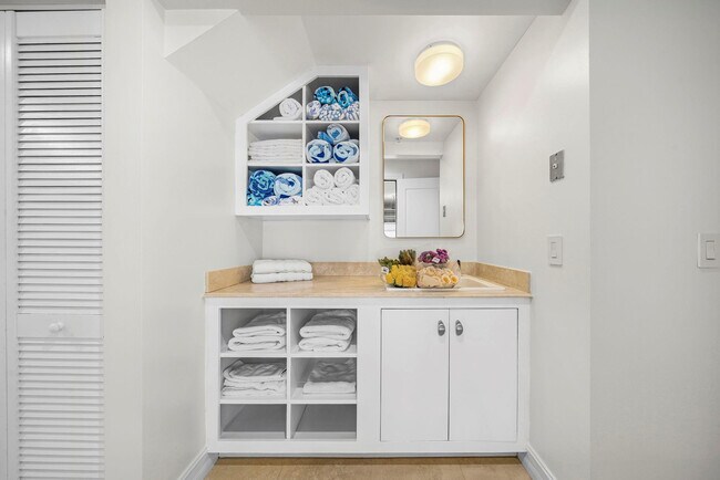 Building Photo - 514 N Birch Rd