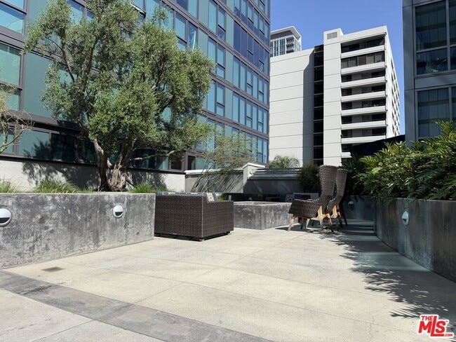 Building Photo - 901 Flower St