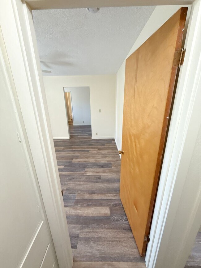Building Photo - 3 Bedroom, 2.5 Bath House