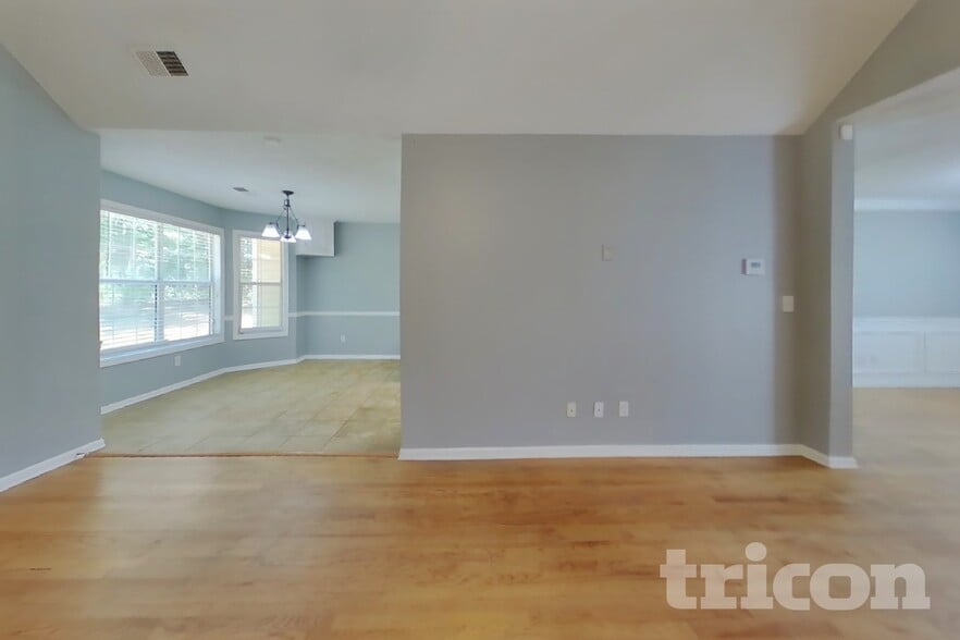 Building Photo - 390 River Point Dr