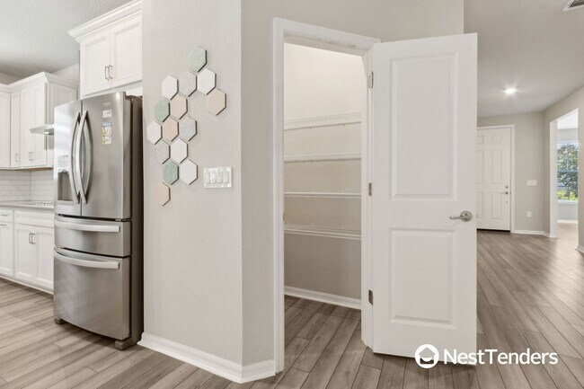 Building Photo - Stunning Northside Home!