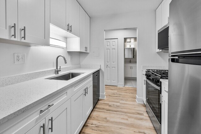 Building Photo - Modern 1 Bedroom Apartments | Recently Renovated | Pet Friendly | Prime Location