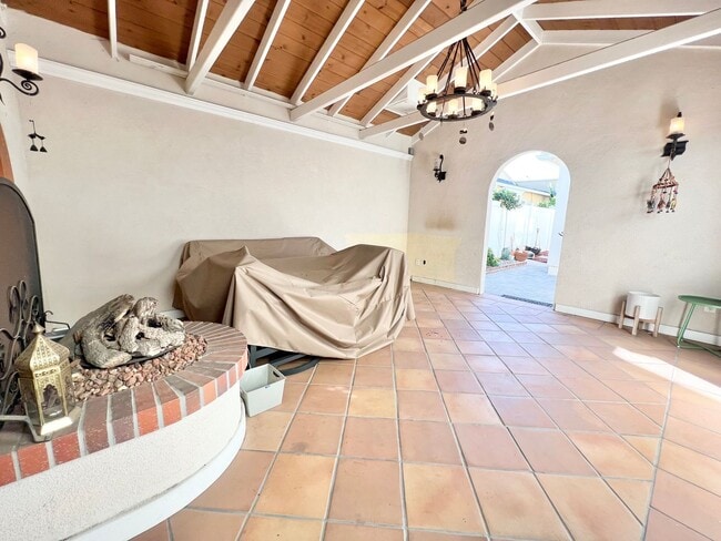 Building Photo - Charming Bixby Knolls Corner Home with Yard, Cabana, & A/C