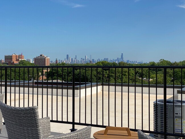 Roof Deck Skyline - 2150 W Lawrence Ave