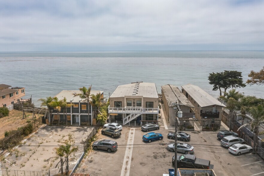 Building Photo - 6761 Del Playa Dr