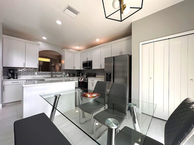 Building Photo - 321 Cabello Dr