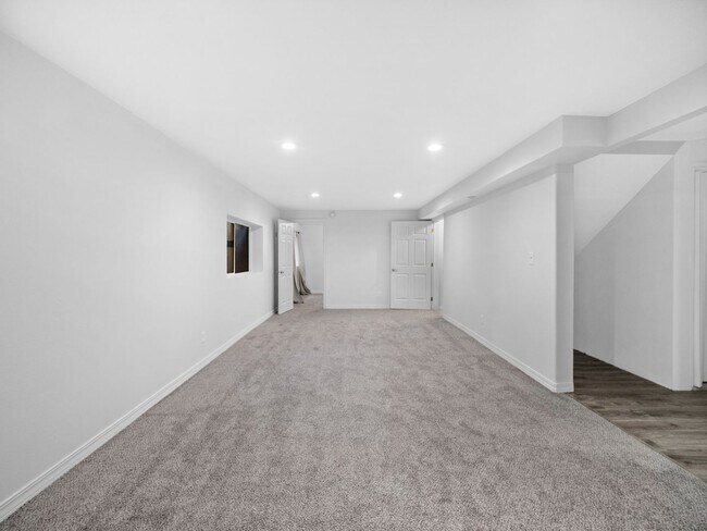 Building Photo - 4bedroom/3bath w/Garage/washer/dryer/fence...
