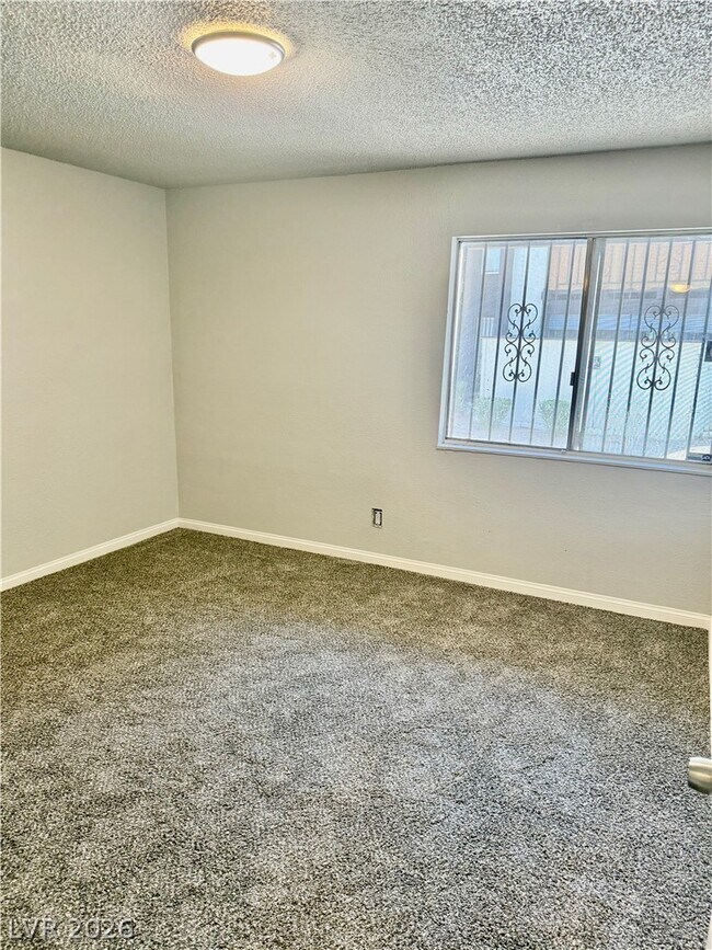 Building Photo - 1405 E Vegas Valley Dr