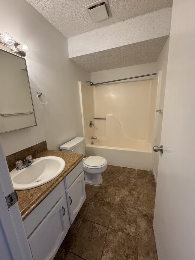 Building Photo - "Cozy 2-Bed Oasis in Wichita - Spacious 850 Sq. Ft. Living!"