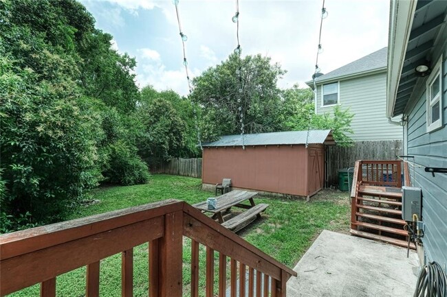 Building Photo - 2705 La Mesa Dr