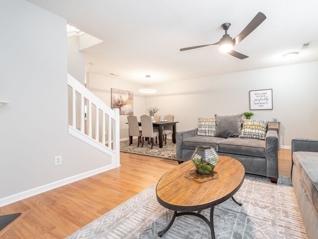 Building Photo - Super Townhouse with 2 MASTER BEDROOMS!
