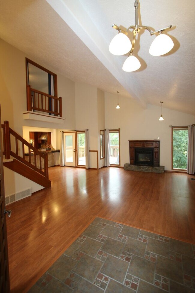 Building Photo - 4 Bedroom Eagle River Home!