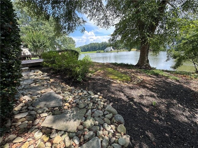 Building Photo - 3960 Longlake Dr